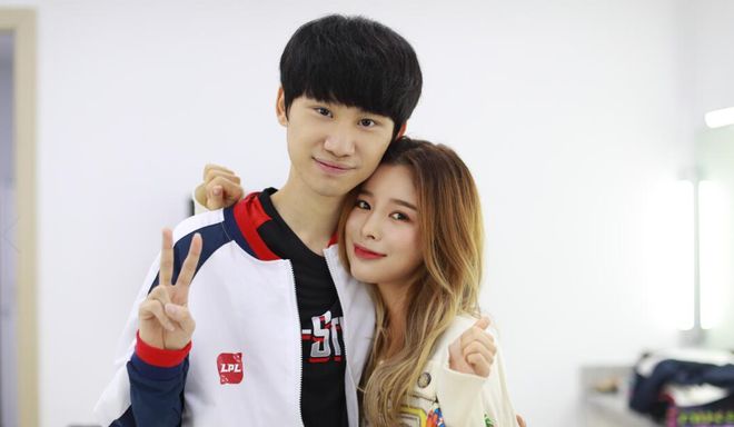 韦斯利-福法纳：埃斯特旺像队中的小宝宝，我们都在帮他适应