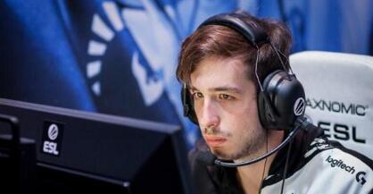 篮球篮网球迷为球队送上支持横幅