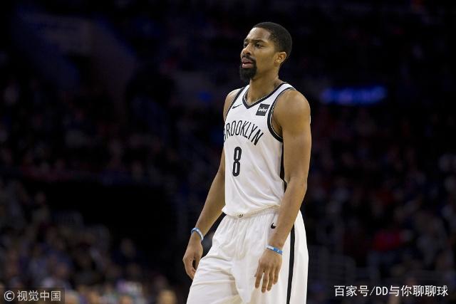 有爱，埃德森用手语向一名聋哑女球童示意：我爱你